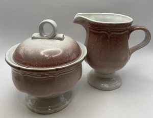 Crema y azucarero rosa de colección Mikasa, Japón, Country Estate, D8100 con tapa, usado en excelente estado - Imagen 1 de 8