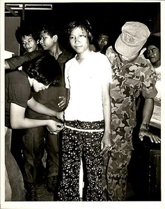 1979 Vintage Photo Philippine Combat Medic Soldier helps Vietnam woman refugee - Picture 1 of 2