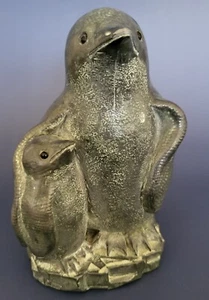 Escultura original de pingüino y bebé de lobo. Firmado, hecho a mano de Canadá. - Imagen 1 de 3