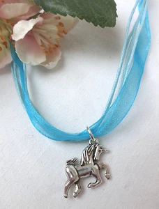 EINHORN SILBER KETTE KINDER HALSKETTE PFERD FOHLEN TÜRKIS GRÜN MÄDCHEN FILLY NEU - Picture 1 of 15