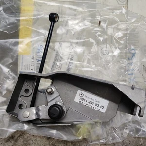 NEW Genuine Mercedes W211 W209 W203 Gear Shift Cable Bracket Mech 2112670340 - Picture 1 of 3