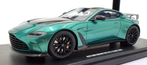 GT Spirit Scala 1/18 Resina GT922 - Aston Martin V12 Vantage - Verde Corsa - Foto 1 di 6