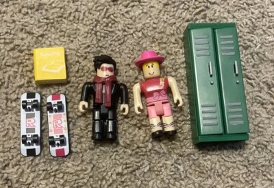 Figuras de acción ROBLOX High School con libro, armario y monopatines Foto 1 de 4
