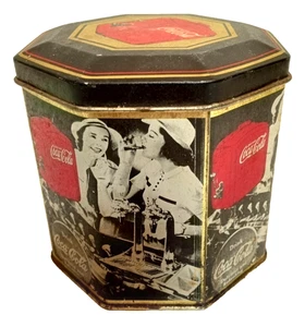 Vintage Coca Cola Dose Mädchen Soda Brunnen schwarz weiß Bristolware Achteck 4,5 Zoll - Bild 1 von 10