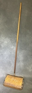 Vintage Bissell Cyco Cuscinetti Manuale Tappeto Spinta Spazzatrice Scopa Legno Portatile - Foto 1 di 12