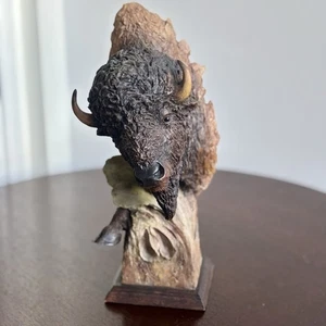 Scultura bisonte firmata Mills Creek Studios Joe Slockbower "Dust & Thunder" - Foto 1 di 9