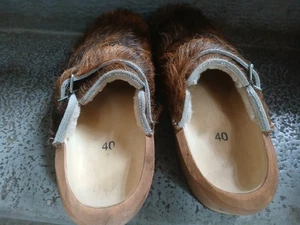 Schöne Holzschuhe Mit Fell - Bild 1 von 4