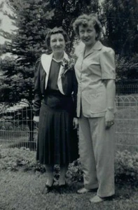 Abito due pantaloni donna in piedi recinto bianco e nero fotografia 3 x 4,25 - Foto 1 di 3