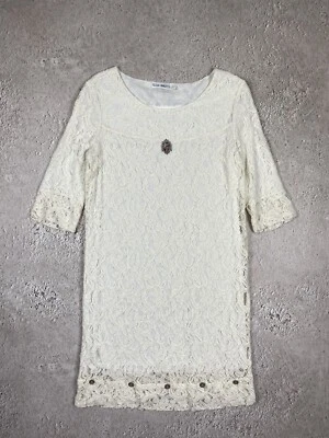 Abito Elisa Cavaletti stile vintage 1800 in pizzo bianco con spilla - Immagine 1 di 4