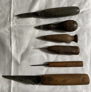 Konvolut 6 sehr alte Lederbearbeitungswerkzeuge oder Holzbearbeitungswerkzeuge Holzgriff - Bild 1 von 16