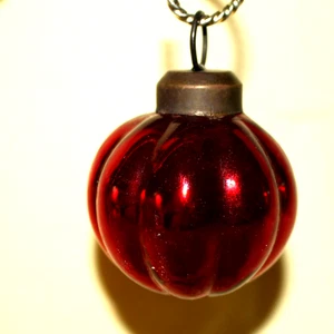 Kleine 2" rote Kugel Stil gerippt Glas Weihnachtsschmuck - Bild 1 von 3
