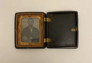 Antigua fotografía daguerrotipo de un caballero victoriano estuche de madera ornamentado. - Imagen 1 de 9