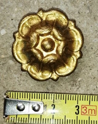 Ancien cache clou piton en laiton doré forme fleur tableau  cadre - Photo 1/2