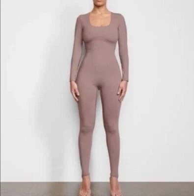 Mono SKIMS Todo en Uno Cuello Redondo Manga Larga Umber 4X Foto 1 de 4