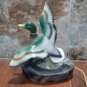 Lámpara de mesa de cerámica Taking Flight Mallard Duck - Imagen 1 de 17