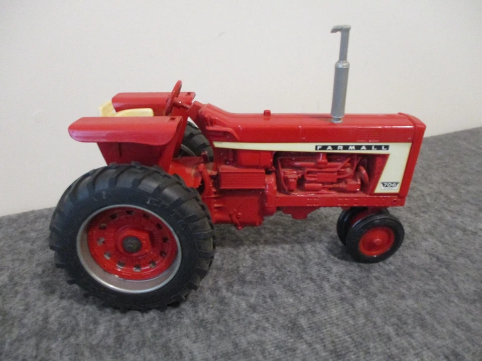 ERTL VINTAGE FARMALL 706 TRATOR VERMELHO - FUNDIDO - DECALQUES - EXCELENTE - Imagem 1 de 4