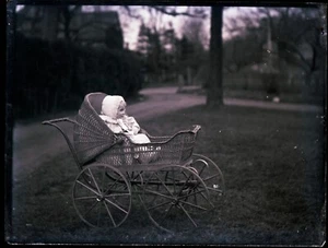 LATE 1800s or EARLY 1900s GLASS NEGATIVE, ONE YOUNG GIRL IN STROLLER - Picture 1 of 2