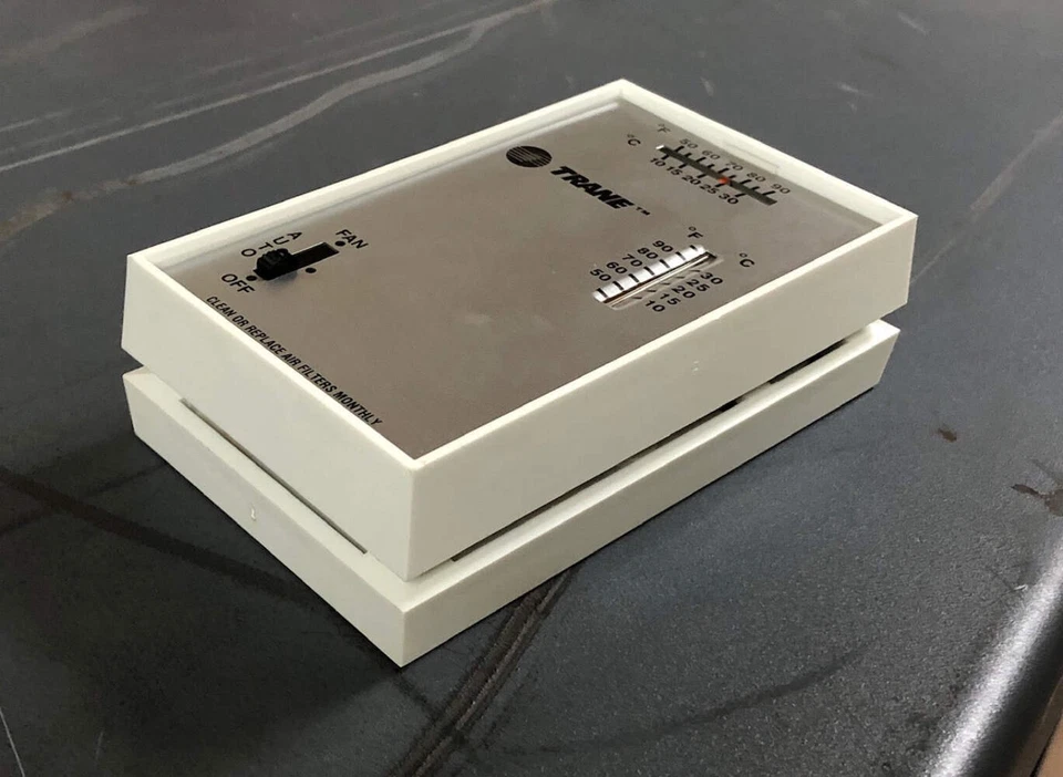 TRANE BAYSTAT303 24 VOLT HEATING THERMOSTAT WITH FAN SWITCH - Image 1 of 4