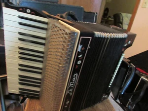 Akkordeon La Mare,48 Bass,15,5" KB,.2/4 Blätter,MM,guter Zustand,Musette gestimmt - Bild 1 von 13