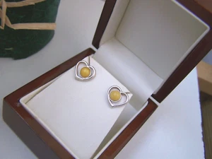 SOLID STERLING SILVER OPEN HEART BUTTERSCOTCH EGG YOLK AMBER STUD EARRINGS STUDS - Picture 1 of 3