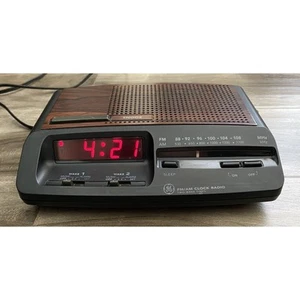 Vintage GE General Electric FM/AM Alarm Clock Radio 7-4621A Wood Grain - Tested - Picture 1 of 22