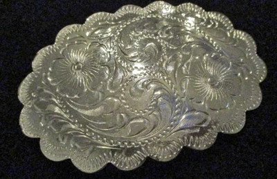 Centro de mesa vintage grande festoneado plateado grabado concho-chaps-cuello de pecho Foto 1 de 4