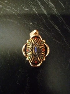 Ciondolo vintage firmato Sarah Coventry tono oro nero rosso verde blu ovale - Foto 1 di 2