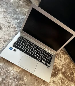 Toshiba CB35-B3340 13.3 Inch Chromebook (Intel Celeron, Sliver) - Picture 1 of 5