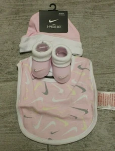 Nike Baby Girls 3 piece Set Cap Booties Latz Pink Rosa Weiß Weiß 0 - 6 Monate - Bild 1 von 4