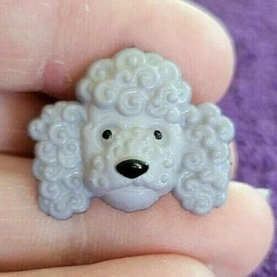 ^Pin de solapa de pelo rizado gris claro plateado caniche de perro - ¡Perfecto único! Foto 1 de 4