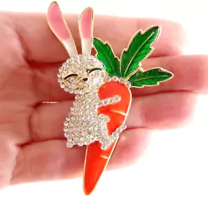 BROCHE GRANDE 3" NUEVO SIN ETIQUETAS CONEJO DE PASAS ABRAZANDO UNA GRAN ZANAHORIA ESMALTE DE ESTRÁS - Imagen 1 de 14