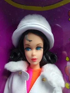 Barbie 2007 Reproduktion rot weiß und warme Mode #1491 brünette Drehpuppe - Bild 1 von 10
