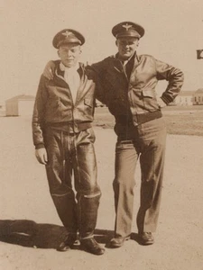 40er Jahre schöne Militär Männer Piloten Lederjacken Portrait Freunde - Bild 1 von 3