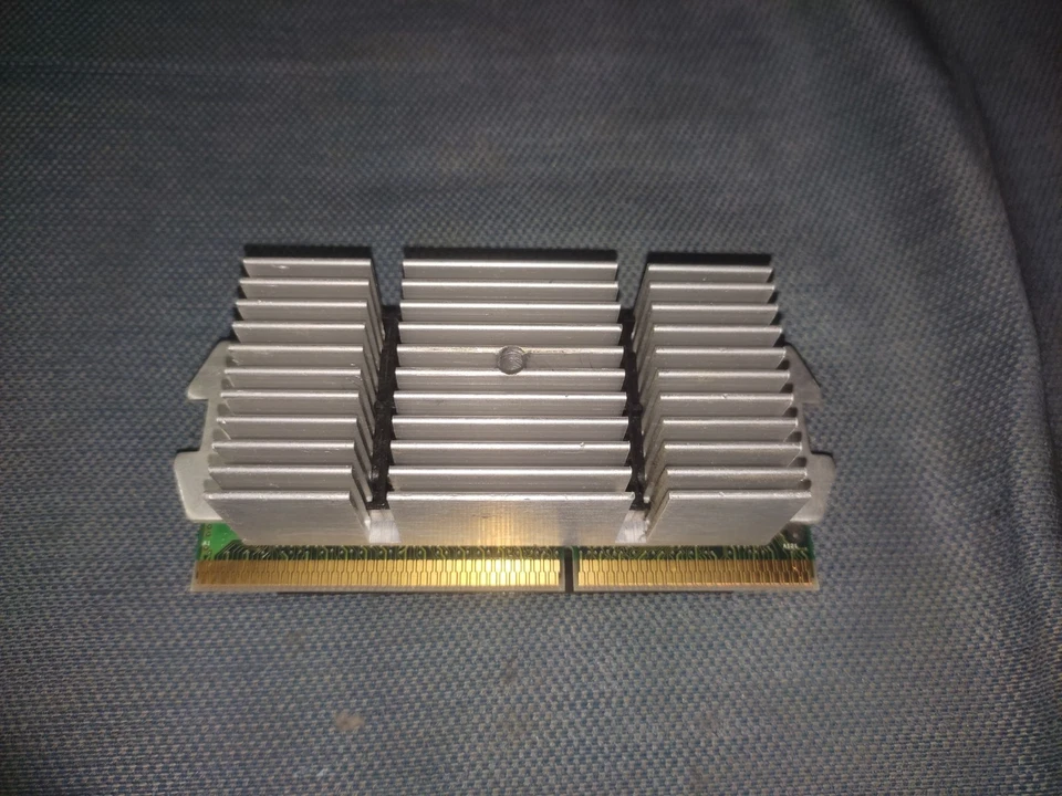 Intel Pentium III 650MHz Slot 1 Coppermine CPU Retro SL3XK - Immagine 1 di 4