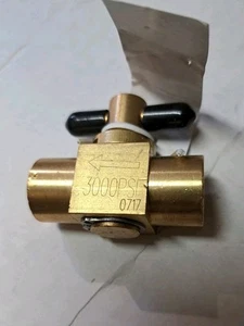 Brass Solution Hose Valve 1/4" FNPT, T-Handle, 3000 PSI CWP, -40°-250° Deg F - Picture 1 of 3