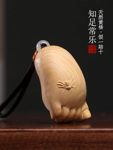 4.9*3.1*2.5cm Hand Carved Natural Boxwood Netsuke: Buddha's Foot “知足常乐” - Picture 1 of 5