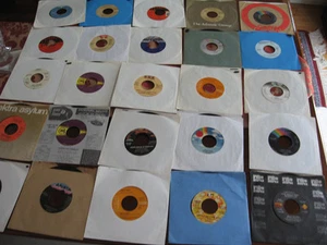 VINTAGE LOT OF 25 RECORDS (45 RPM) WITH SLEEVES      LOT K - Picture 1 of 7