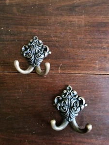Set of 2 Wrought Iron Metal 2 Peg FLoral Wall Hanging Hook Coat/Towel Gold Tone - Picture 1 of 5