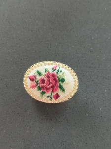 Spilla vintage punto croce ricamata floreale spilla tono oro nucleo cottage G87 - Foto 1 di 6