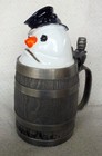 Humpen Bierkrug Figurenkrug Schneemann im Fass Krug Zinn Sammelkrüge