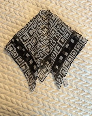 Bufanda de seda de diseñador OSCAR DE LA RENTA cuadrada negra blanca geométrica  Foto 1 de 4