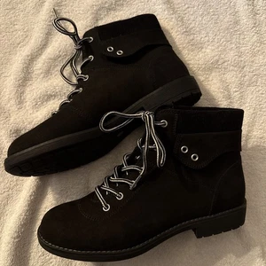 St Johns Bay Boots Womens 9M Black Shae Lace Up Ankle Hiking Combat 1004060 - Picture 1 of 11