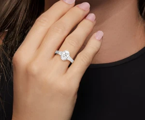 Anillo de compromiso de platino 950 con diamantes de corte ovalado de 2,20 quilates creado en laboratorio - Imagen 1 de 11