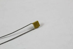 AVX CK05BX560K Condensatore Piombo Ceramico 56pF 200V Confezione da 140 - Foto 1 di 2