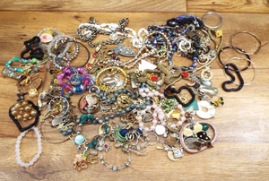 3 Pfund + Konvolut alter gemischter Modeschmuck nur zum Basteln, Teile oder Reparatur - Bild 1 von 8