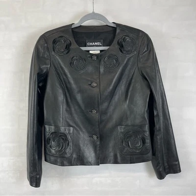 Chaqueta Chanel Negra Piel de Cordero Cuero Camelia Flor Apliques FR 42US 10 De Colección Foto 1 de 4