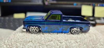 HOT WHEELS PERSONALIZADO 83 CHEVY SILVERADO EN AZUL CON LLAMAS CON PILOTOS REALES Foto 1 de 4