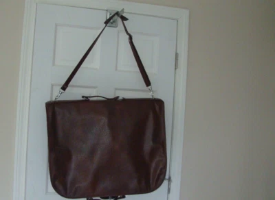 Bolso de Ropa AMERICAN TOURISTER Traje Vestido 38.5”x23” Imitación Cuero Marrón Usado en Excelente Condición De Colección Foto 1 de 4