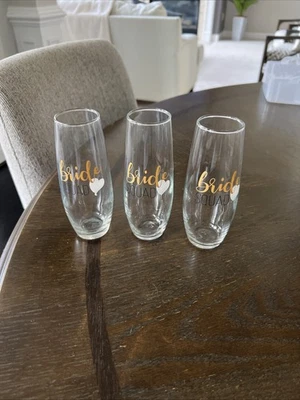 Набор из 3 флейт для шампанского BRIDE SQUAD. Золотые и черные буквы с белым сердцем - Изображение 1 из 4