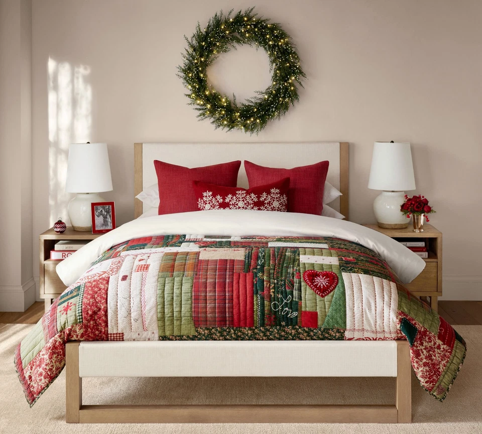 Edredón reversible Potterybarn Holiday Love - King/Cal. King & 2 King Sham Foto 1 de 4